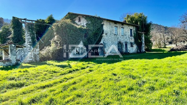 casa indipendente in vendita a Lucca in zona Centro Città
