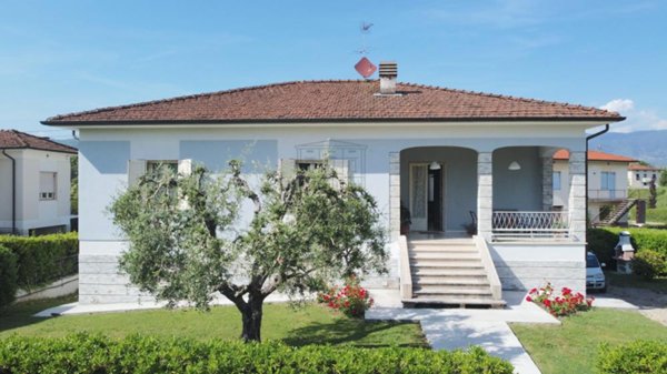 casa indipendente in vendita a Lucca in zona Centro Città