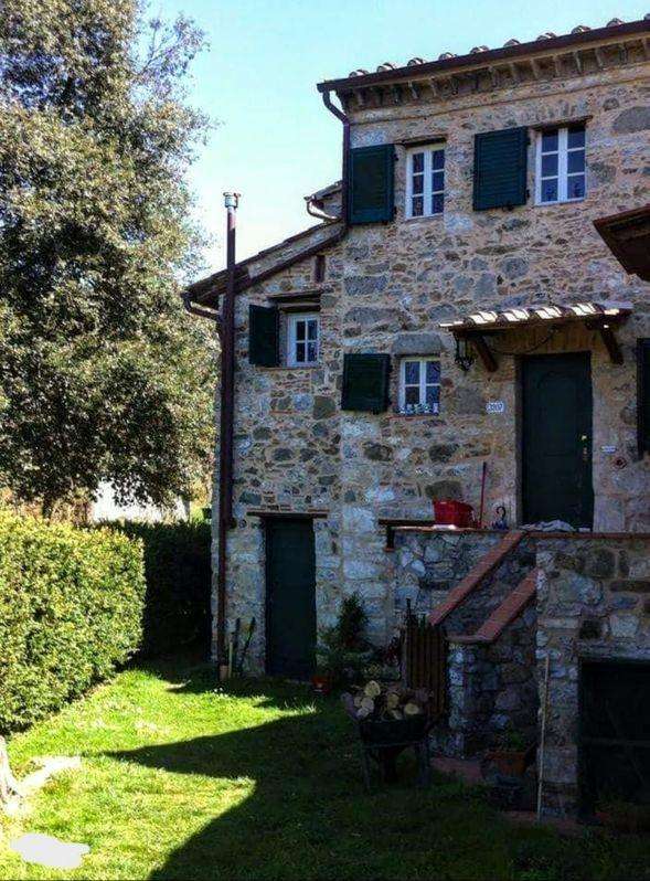 intera palazzina in vendita a Lucca in zona Deccio di Brancoli