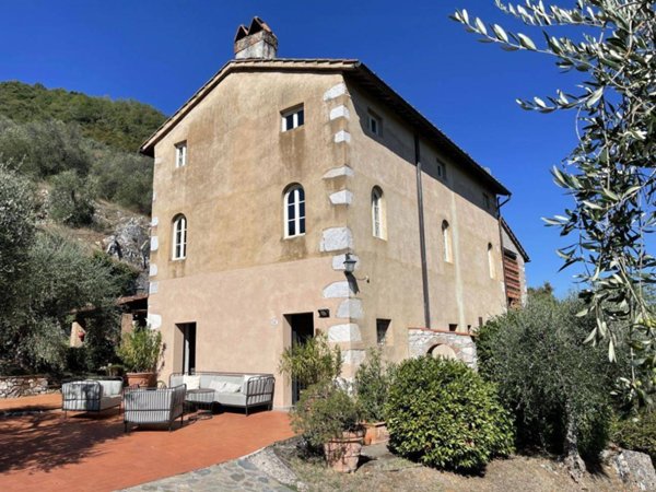 casa indipendente in vendita a Lucca in zona Massa Pisana