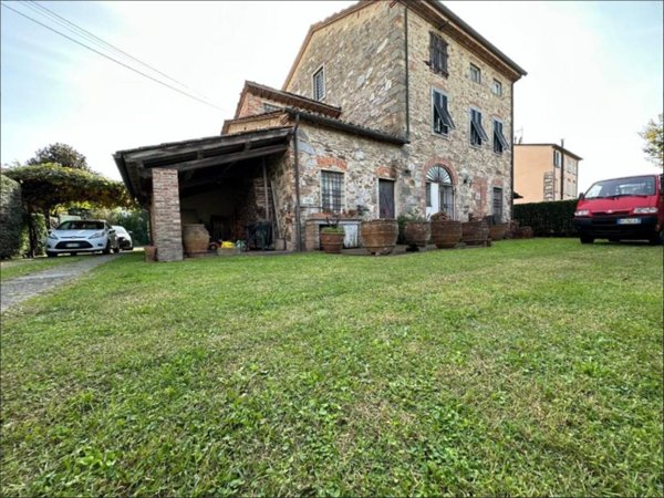 casa indipendente in vendita a Lucca in zona zona Arancio