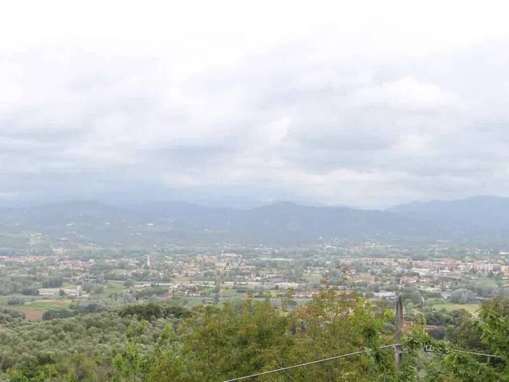 casa indipendente in vendita a Lucca in zona Meati