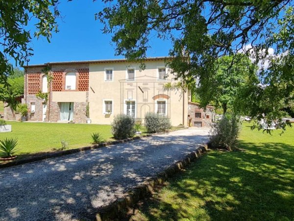 casa indipendente in vendita a Lucca in zona Centro Città