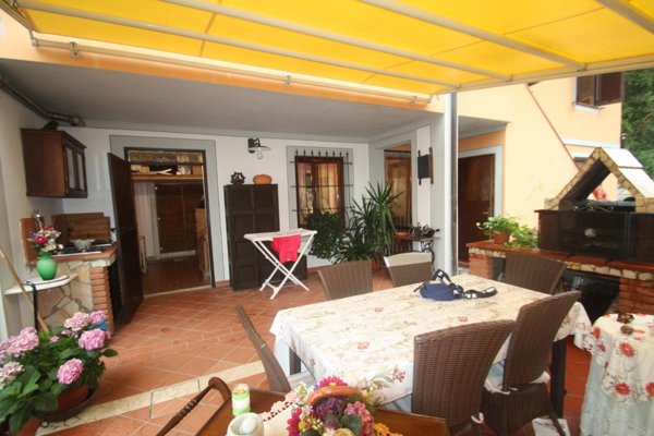 casa indipendente in vendita a Lucca in zona Nozzano