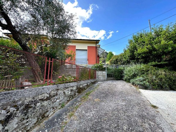 casa indipendente in vendita a Lucca in zona Arliano