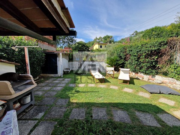 casa indipendente in vendita a Lucca in zona Nozzano