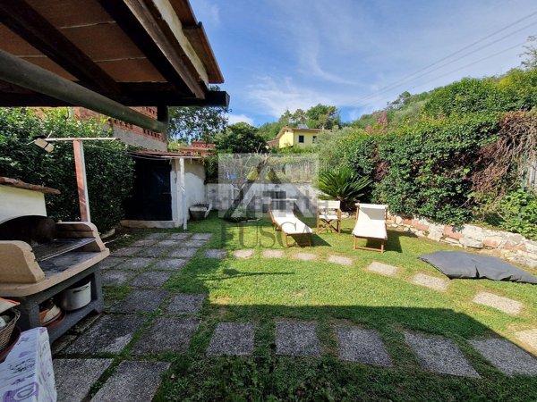 casa indipendente in vendita a Lucca in zona Balbano