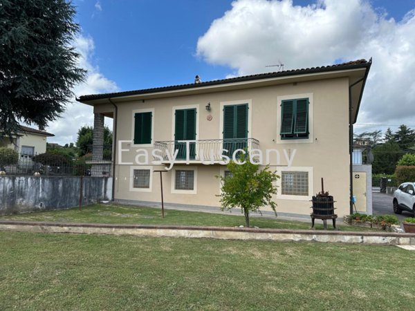 casa indipendente in vendita a Lucca in zona Vallebuia