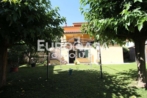 casa indipendente in vendita a Lucca in zona zona Mugnano