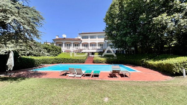 casa indipendente in vendita a Lucca in zona Centro Città