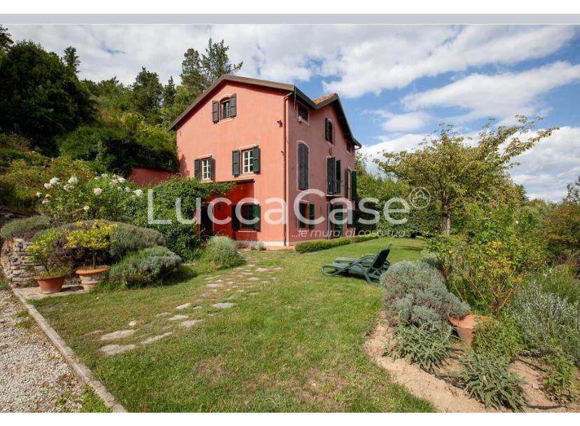 casa indipendente in vendita a Lucca in zona San Lorenzo a Vaccoli