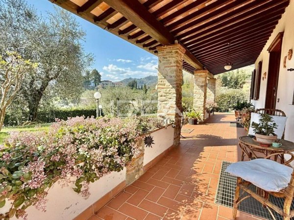 casa indipendente in vendita a Lucca in zona Mastiano