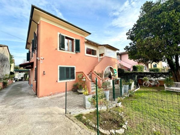 casa indipendente in vendita a Lucca in zona Centro Città
