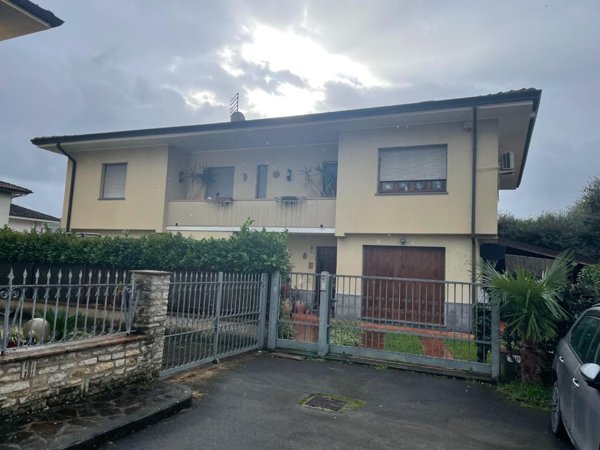 casa indipendente in vendita a Lucca in zona Nave