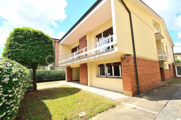 casa indipendente in vendita a Lucca in zona Centro Città