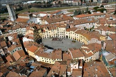 negozio in vendita a Lucca in zona Centro Città