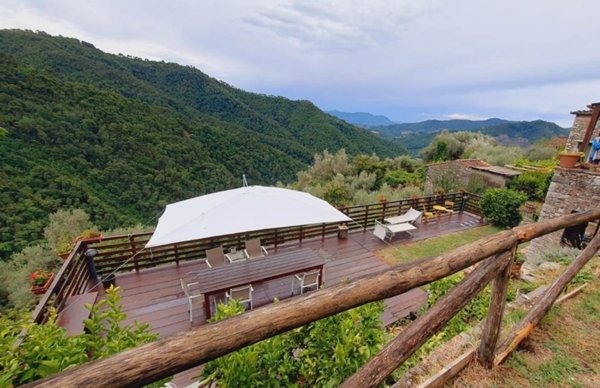 casa indipendente in vendita a Lucca in zona Ombreglio