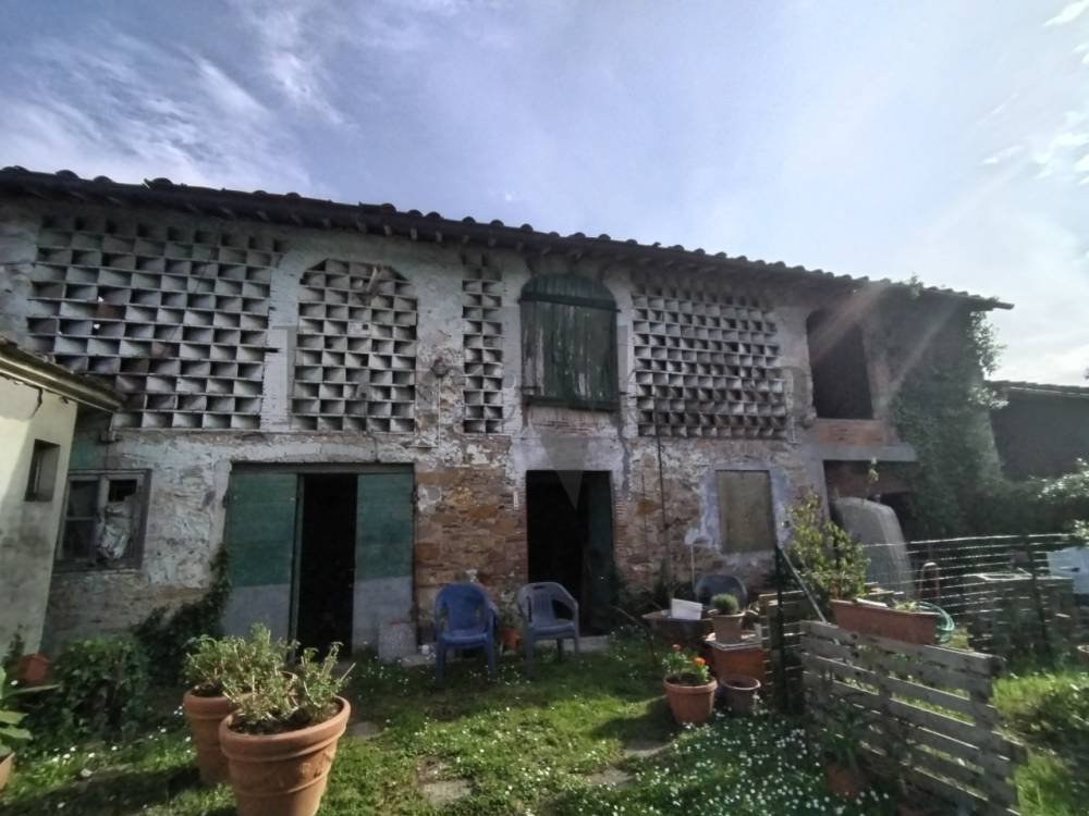 casa indipendente in vendita a Lucca in zona Centro Città