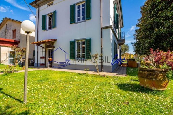 casa indipendente in vendita a Lucca in zona San Lorenzo a Vaccoli