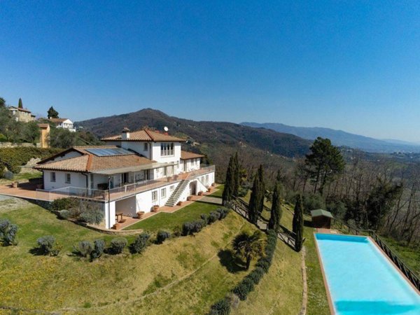 casa indipendente in vendita a Lucca in zona Centro Città