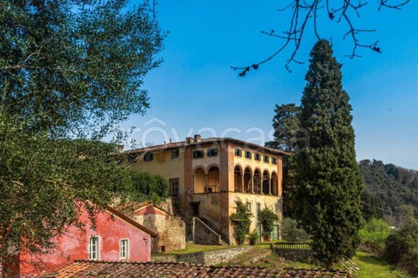 casa indipendente in vendita a Lucca in zona Piazzano