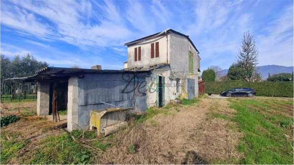 casa semindipendente in vendita a Lucca in zona San Pietro a Vico