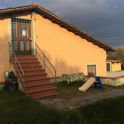 casa indipendente in vendita a Lucca in zona Farneta