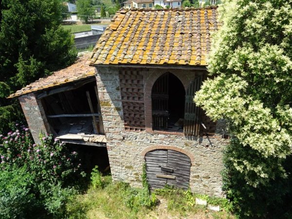 casa indipendente in vendita a Lucca in zona Montuolo