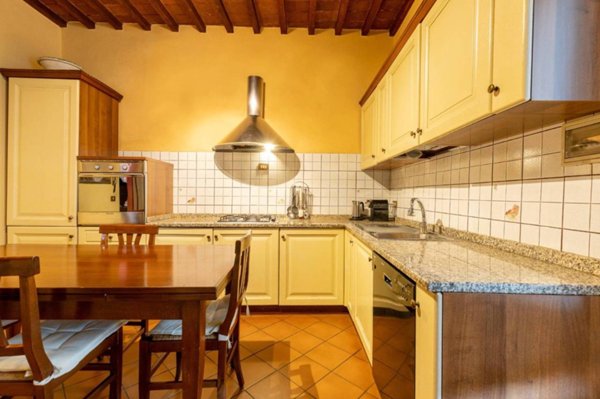 casa indipendente in vendita a Lucca in zona Vallebuia