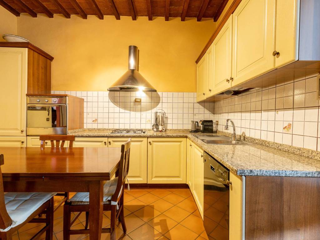 casa indipendente in vendita a Lucca in zona Vallebuia