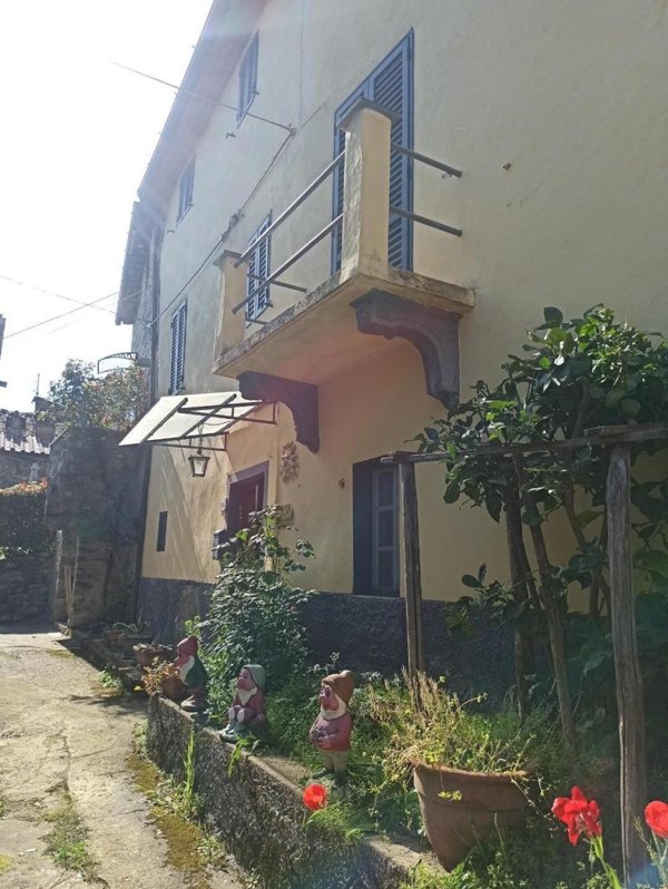 casa indipendente in vendita a Lucca in zona Piazza di Brancoli