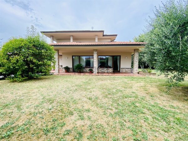 casa indipendente in vendita a Lucca in zona Centro Città