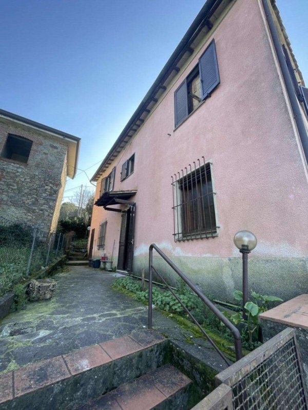 intera palazzina in vendita a Lucca in zona Montuolo