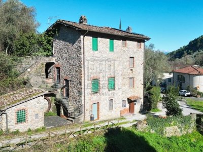 casa indipendente in vendita a Lucca