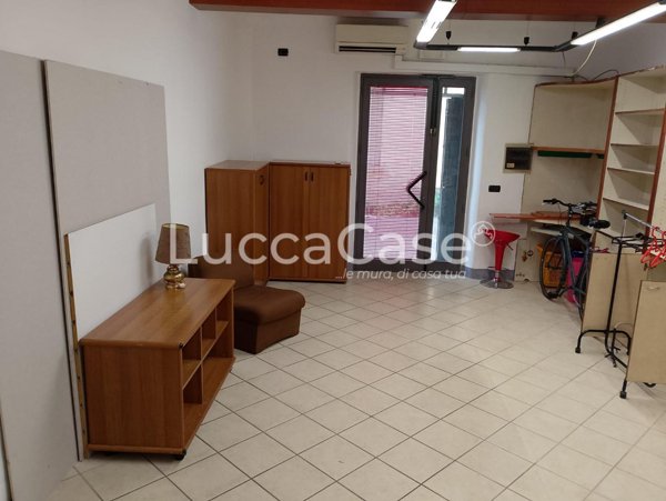 locale commerciale in vendita a Lucca in zona Centro Città