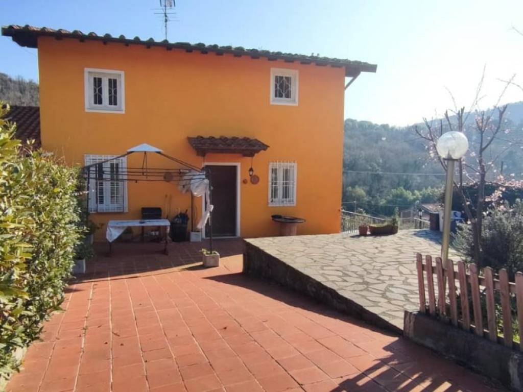 casa indipendente in vendita a Lucca in zona Mammoli