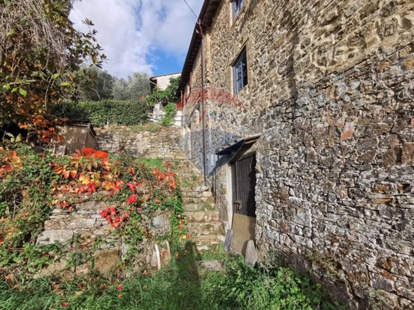 casa indipendente in vendita a Lucca in zona Mutigliano