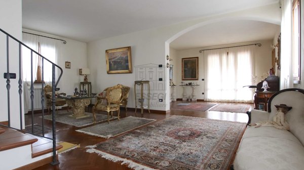 casa indipendente in vendita a Lucca