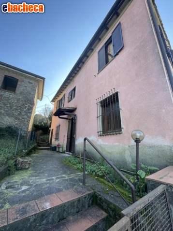 casa indipendente in vendita a Lucca in zona Montuolo
