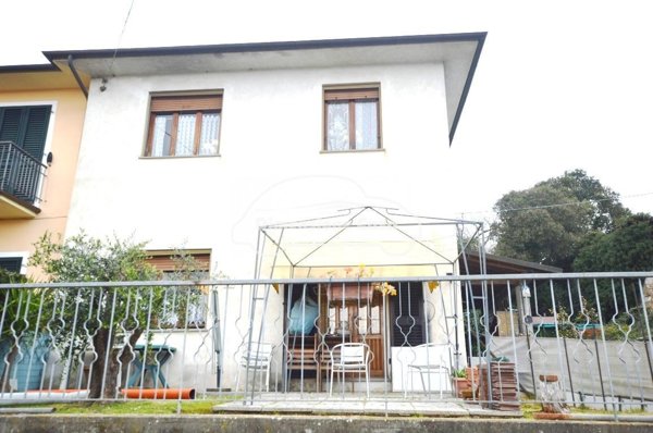 casa indipendente in vendita a Lucca