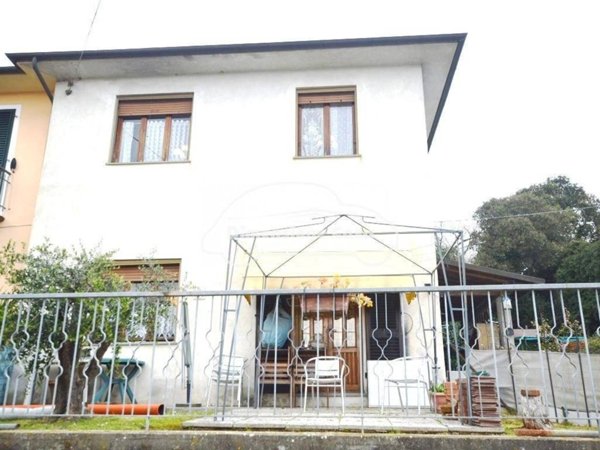 casa indipendente in vendita a Lucca in zona Ponte San Pietro