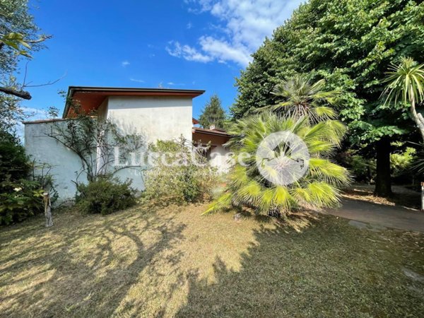 casa indipendente in vendita a Lucca in zona Vicopelago