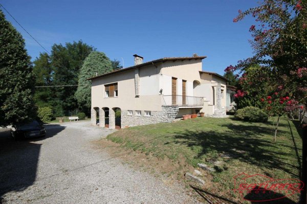casa indipendente in vendita a Lucca in zona Centro Città