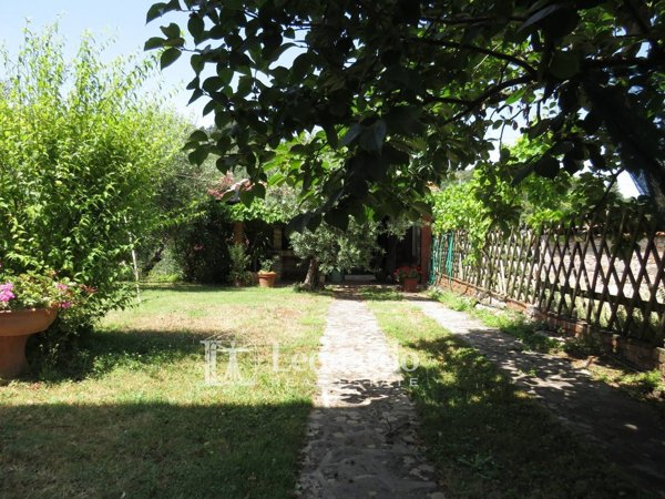 casa indipendente in vendita a Lucca in zona Chiatri