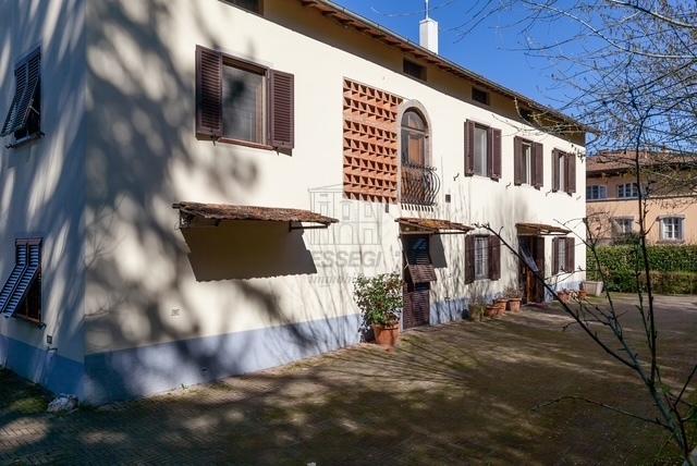 casa indipendente in vendita a Lucca in zona Massa Pisana