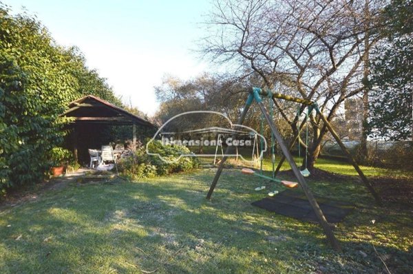 casa indipendente in vendita a Lucca in zona Nozzano