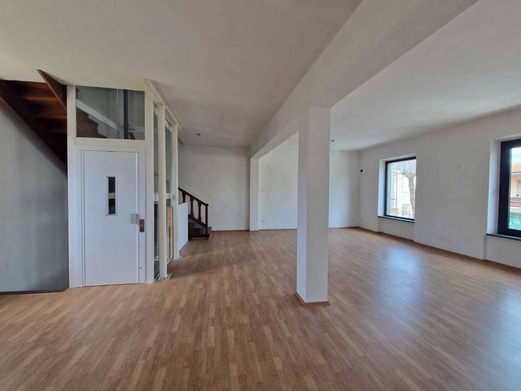 locale commerciale in vendita a Lucca in zona Nave