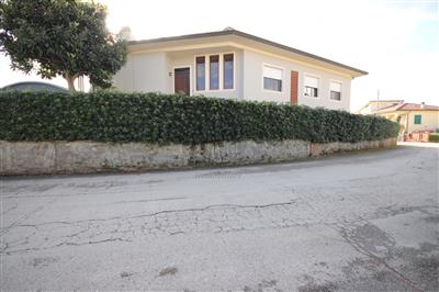 casa indipendente in vendita a Lucca in zona Nave