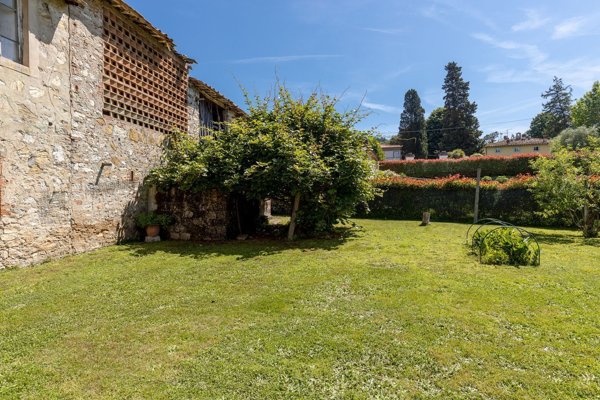 casa indipendente in vendita a Lucca in zona Cerasomma