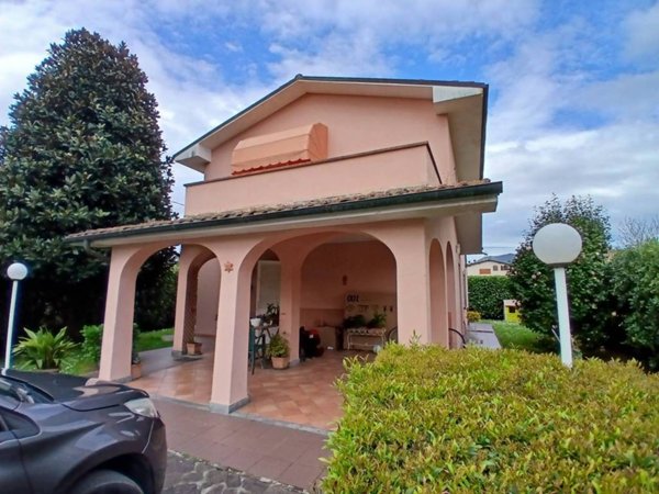 casa indipendente in vendita a Lucca in zona Maggiano
